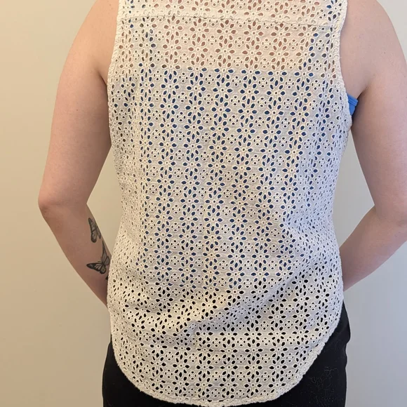 Guess White Sleeveless Eyelet Button-Front Tie-Hem Shirt - Picture 4 of 10